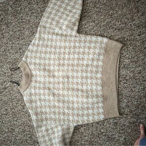 H&M Beige and Cream Houndstooth Sweater